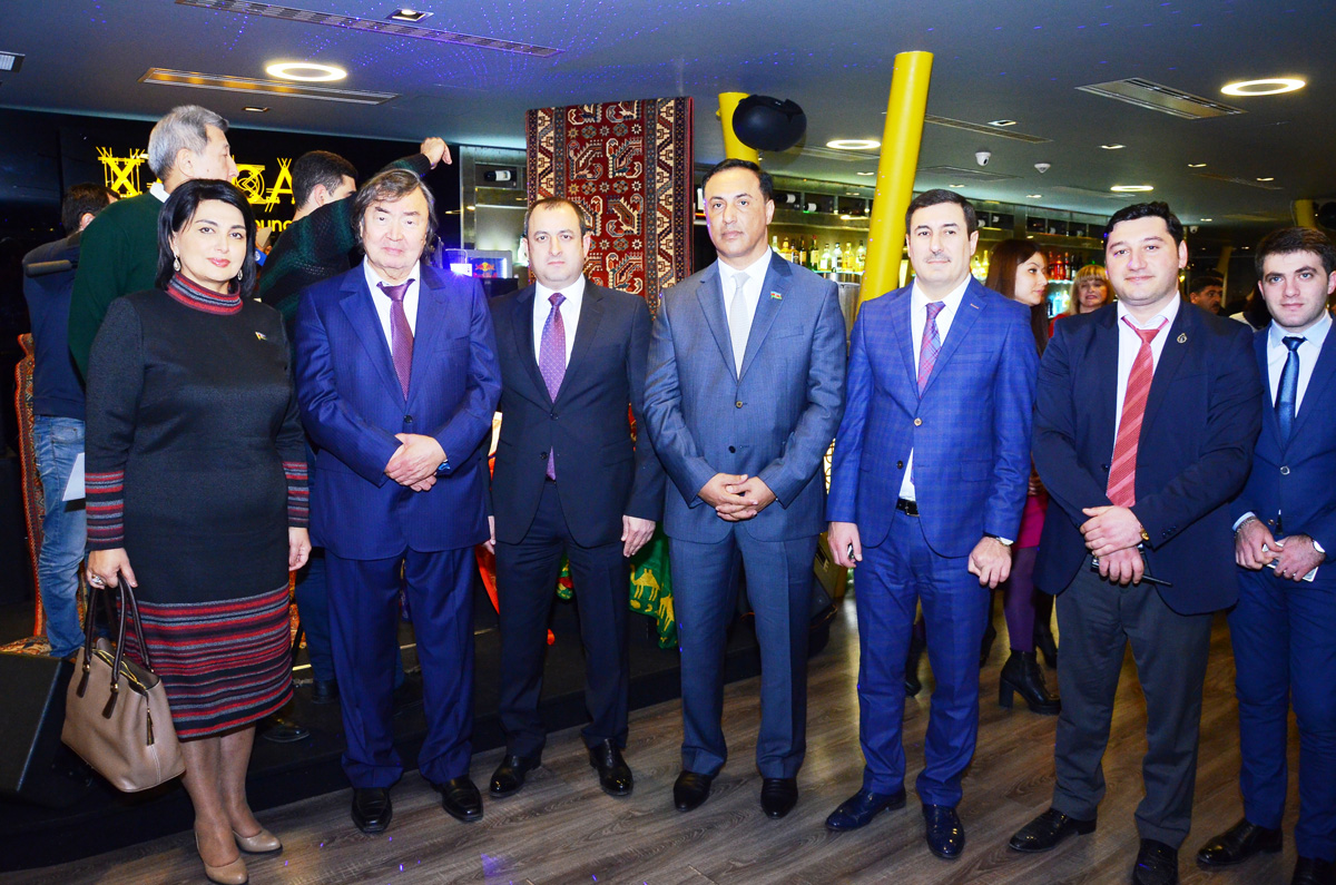 В Баку состоялась презентация первого тома “Энциклопедии азербайджанского
ковра" (ФОТО)