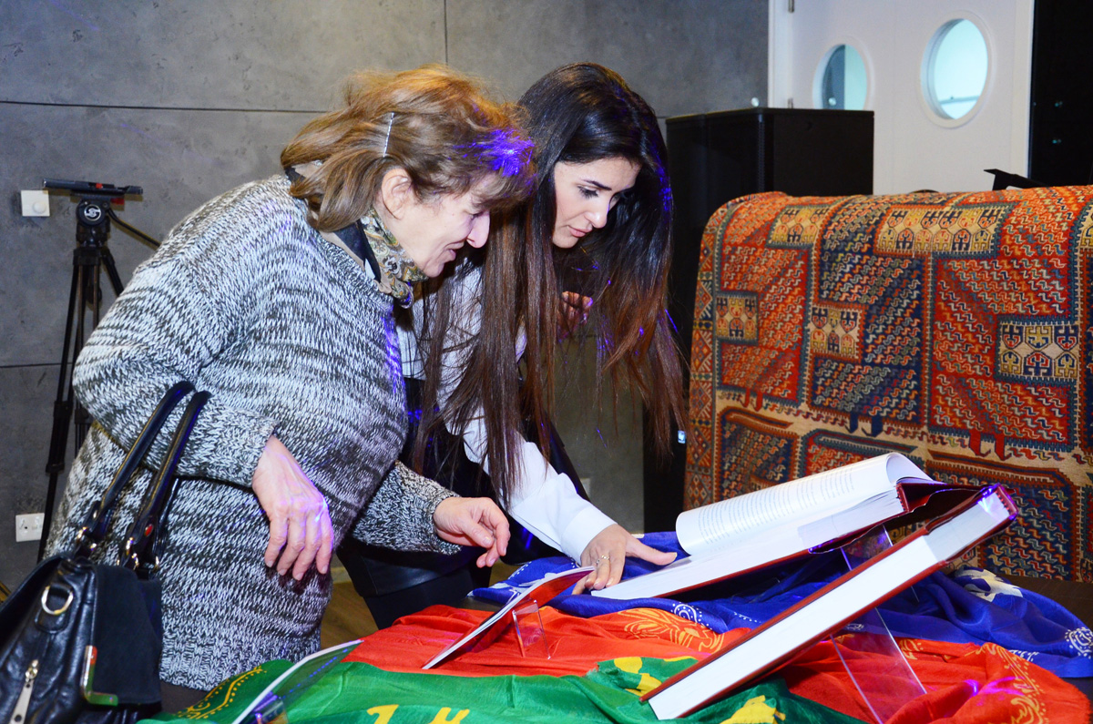 В Баку состоялась презентация первого тома “Энциклопедии азербайджанского
ковра" (ФОТО)