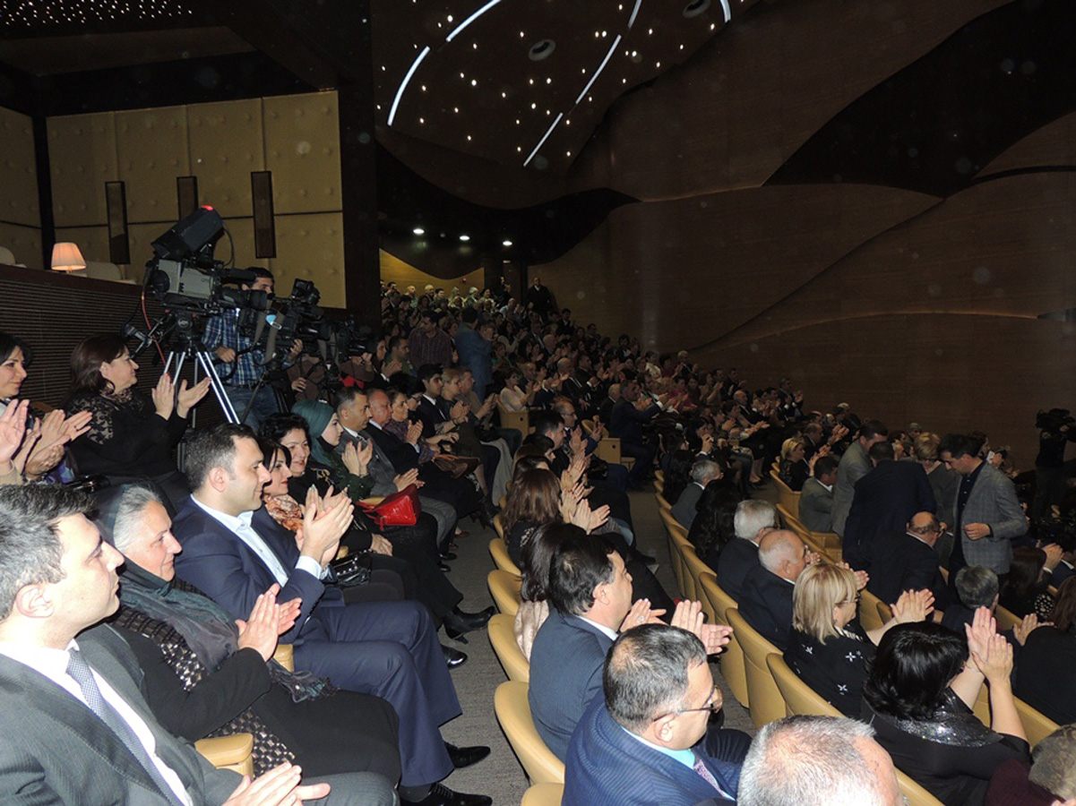 Алим Гасымов и его дочь Фяргана - феерия народной музыки и мугама (ФОТО)