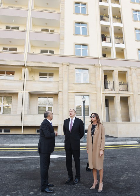 Президент Азербайджана и его супруга приняли участие в открытии жилого здания для инвалидов по зрению (ФОТО)
