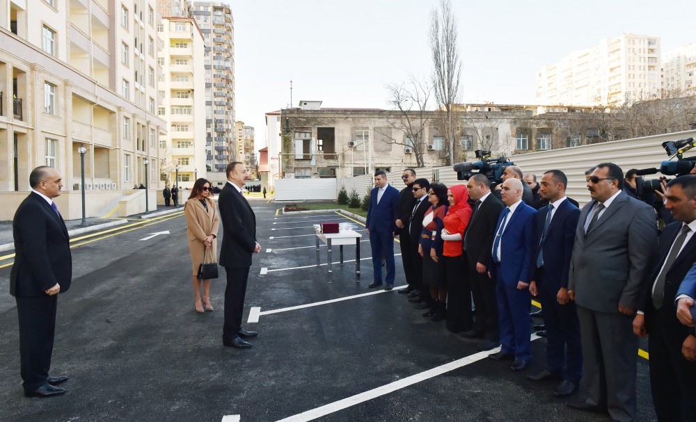 Президент Азербайджана и его супруга приняли участие в открытии жилого здания для инвалидов по зрению (ФОТО)