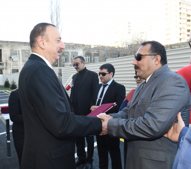 Президент Азербайджана и его супруга приняли участие в открытии жилого здания для инвалидов по зрению (ФОТО)