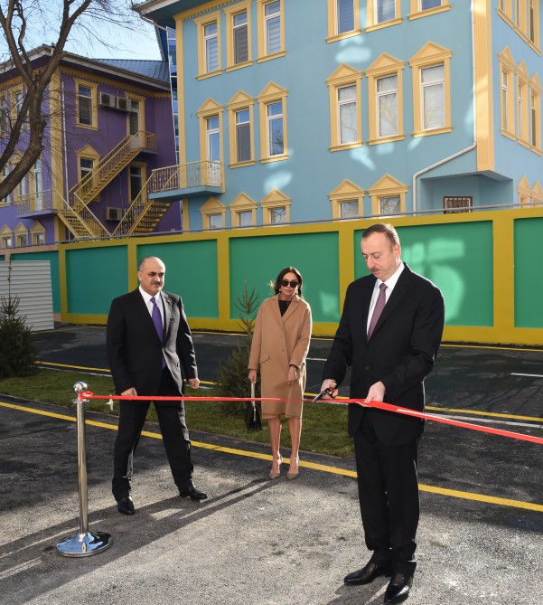 Президент Азербайджана и его супруга приняли участие в открытии жилого здания для инвалидов по зрению (ФОТО)