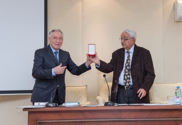 Академик Ариф Пашаев награжден почетным дипломом и памятной медалью  «Инженер года»