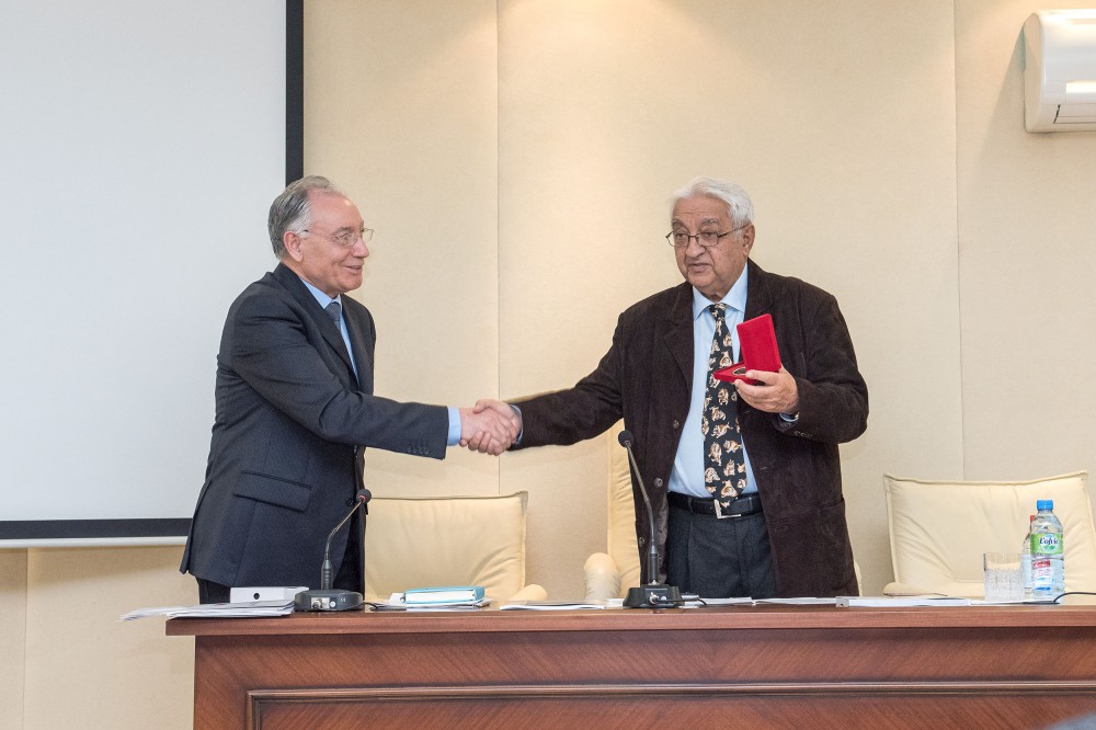 Академик Ариф Пашаев награжден почетным дипломом и памятной медалью  «Инженер года»