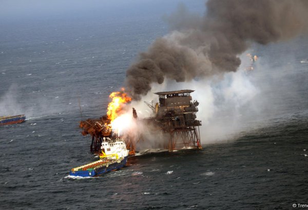 МЧС продолжает тушить пожар на месторождении «Гюнешли»