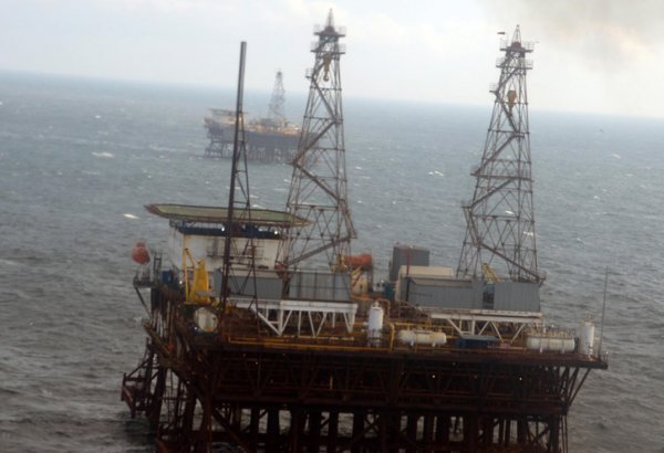 На морском месторождении "Гюнешли" обрушился кран, есть погибший