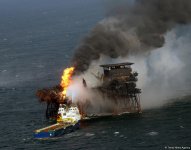 Работы по тушению пожара на аварийной платформе месторождения "Гюнешли" (ФОТО)
