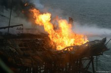 Работы по тушению пожара на аварийной платформе месторождения "Гюнешли" (ФОТО)