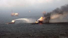 Работы по тушению пожара на аварийной платформе месторождения "Гюнешли" (ФОТО)