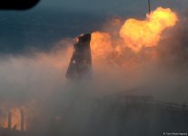 Работы по тушению пожара на аварийной платформе месторождения "Гюнешли" (ФОТО)