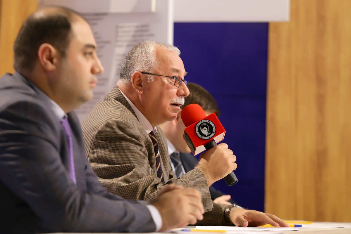 Как азербайджанские знатоки "сыграли" на музыкальных инструментах (ФОТО)