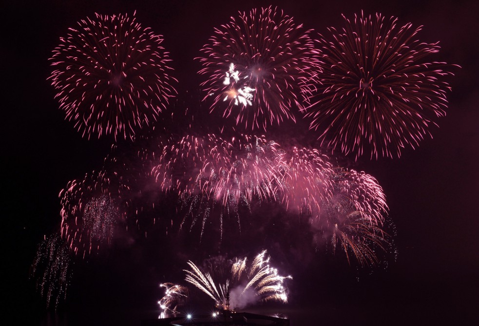 Несколько полицейских пострадали при обстреле фейерверками в Ницце