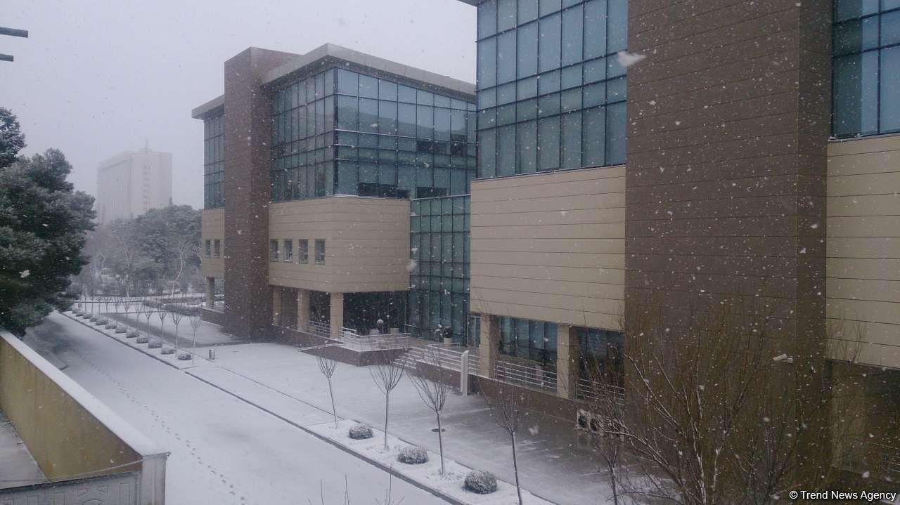 В Баку выпал первый снег (ФОТО)