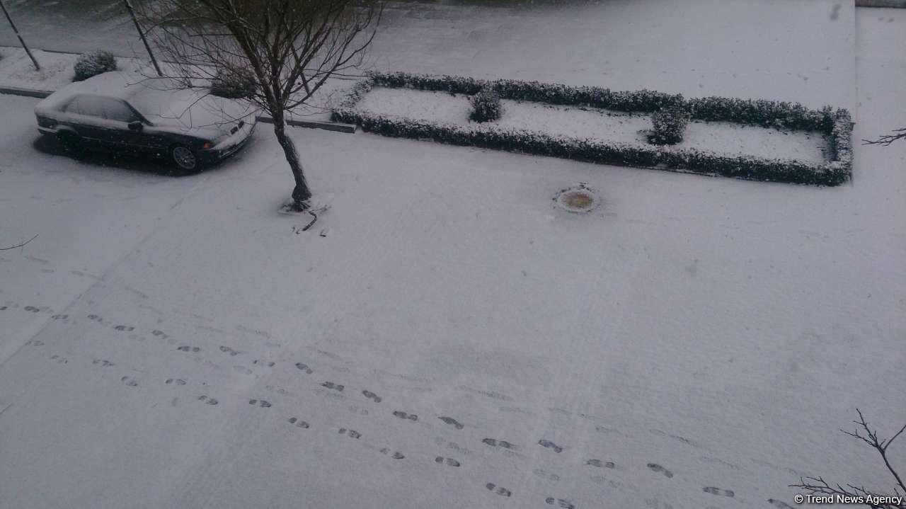 В Баку выпал первый снег (ФОТО)