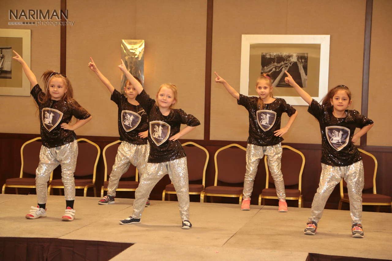 Детское дефиле в Баку - наряды стран мира (ФОТО)