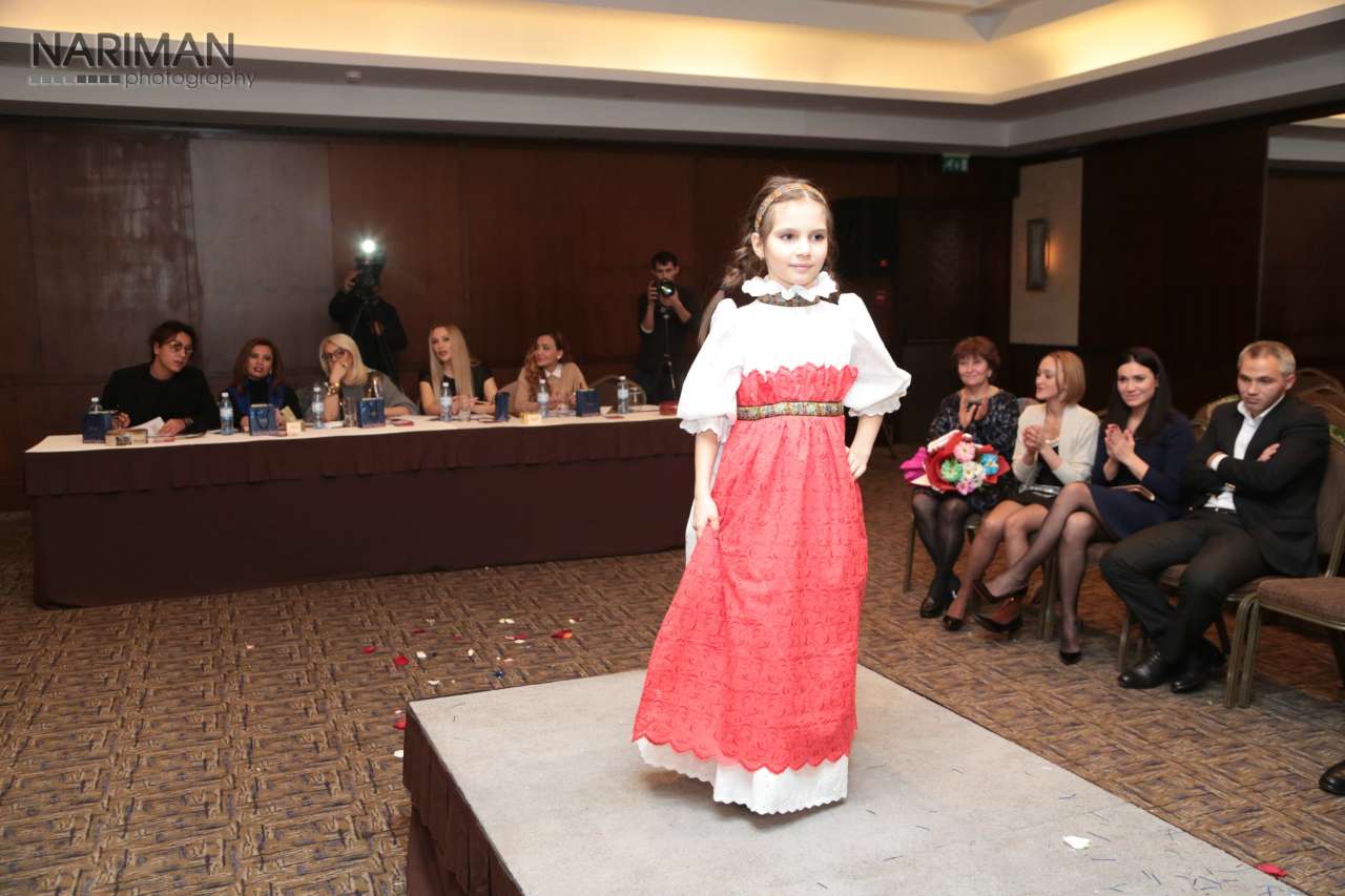 Детское дефиле в Баку - наряды стран мира (ФОТО)