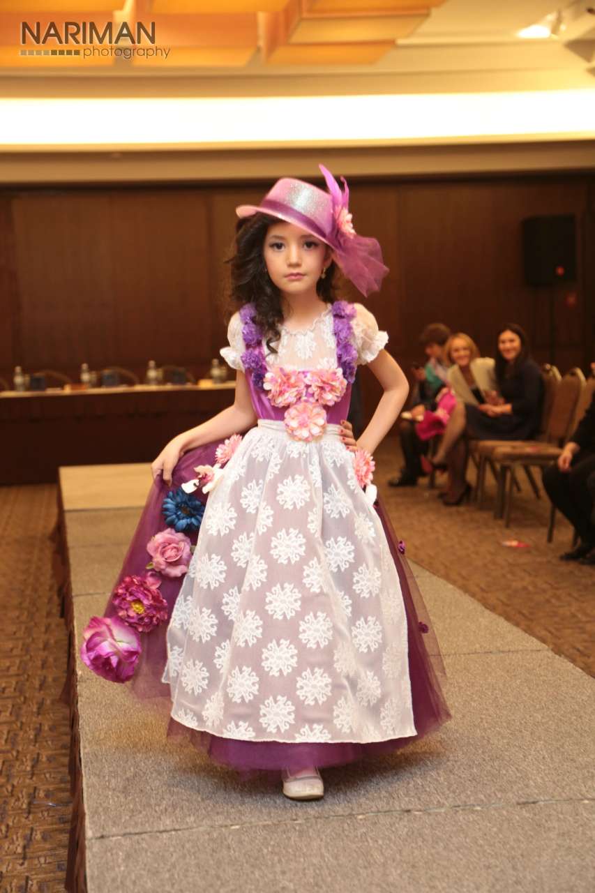 Детское дефиле в Баку - наряды стран мира (ФОТО)