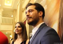 Энергетика Баку и стеснительные поцелуи - Чагатай Улусой и Лейла Лидия Тугутлу (ФОТО)