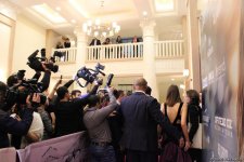 Энергетика Баку и стеснительные поцелуи - Чагатай Улусой и Лейла Лидия Тугутлу (ФОТО)