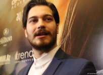 Энергетика Баку и стеснительные поцелуи - Чагатай Улусой и Лейла Лидия Тугутлу (ФОТО)