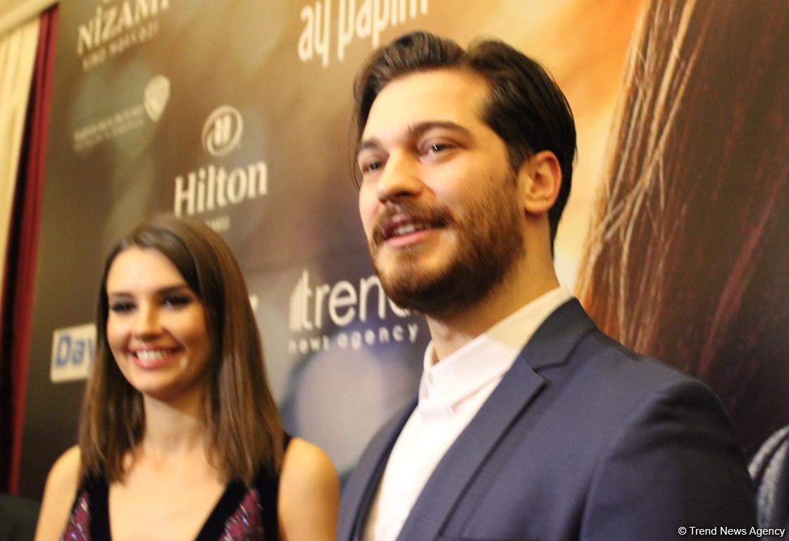 Энергетика Баку и стеснительные поцелуи - Чагатай Улусой и Лейла Лидия Тугутлу (ФОТО)