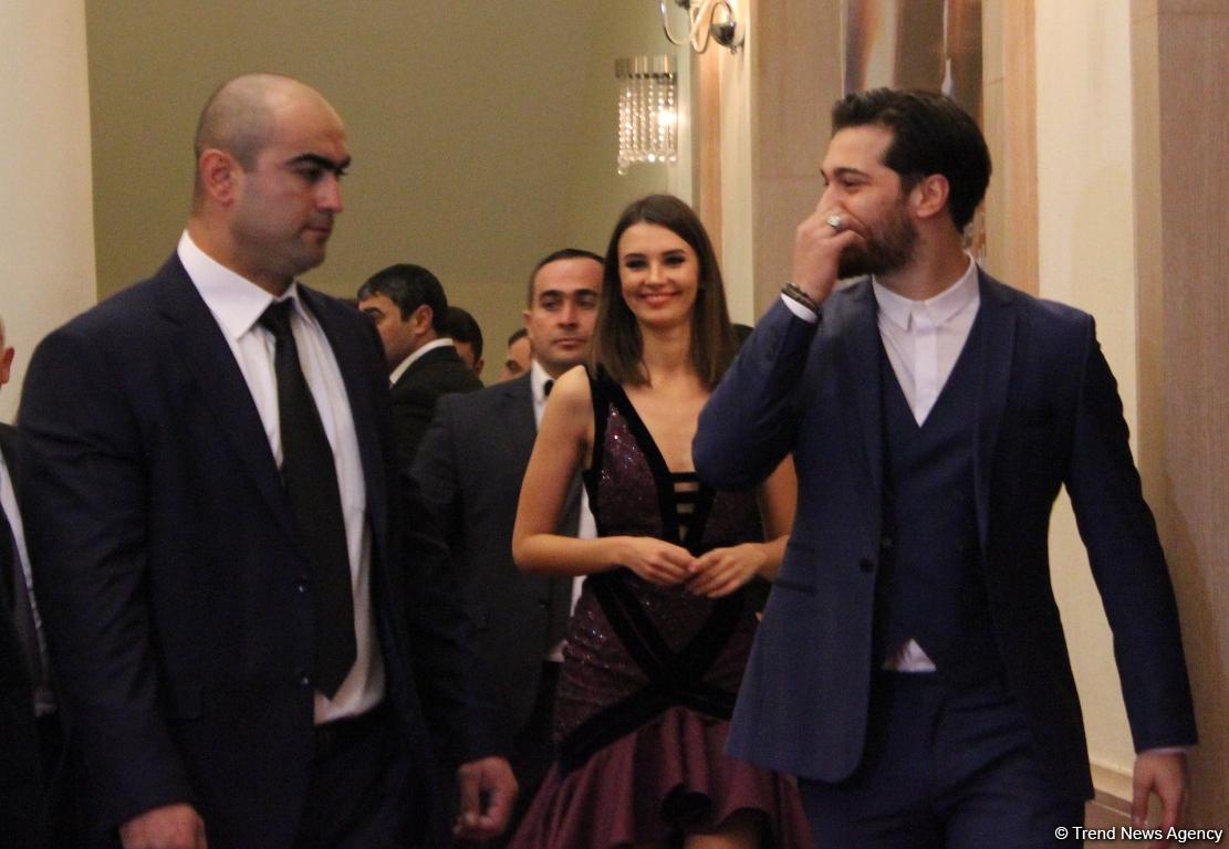 Энергетика Баку и стеснительные поцелуи - Чагатай Улусой и Лейла Лидия Тугутлу (ФОТО)