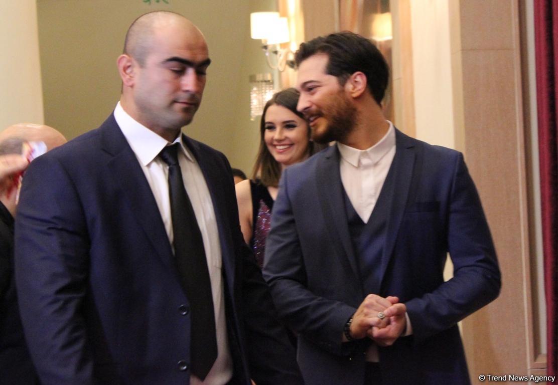 Энергетика Баку и стеснительные поцелуи - Чагатай Улусой и Лейла Лидия Тугутлу (ФОТО)