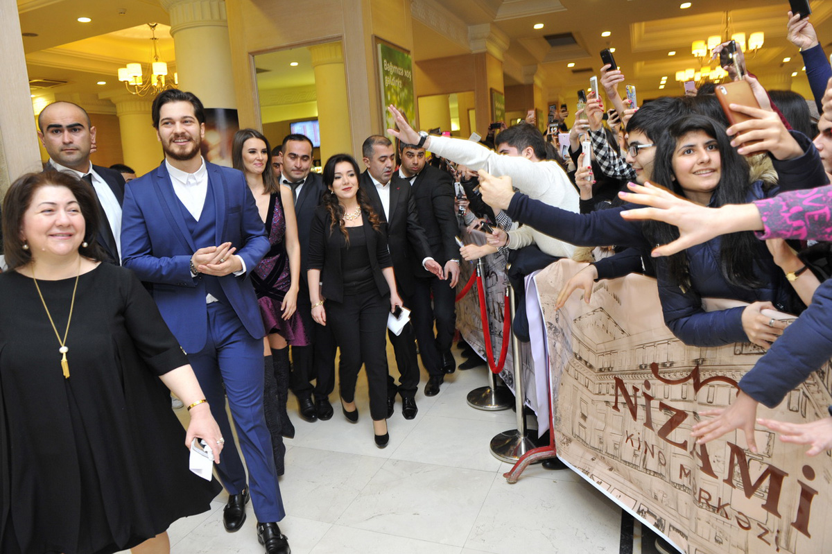 Энергетика Баку и стеснительные поцелуи - Чагатай Улусой и Лейла Лидия Тугутлу (ФОТО)