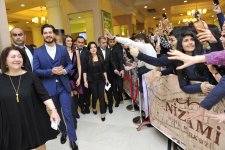 Энергетика Баку и стеснительные поцелуи - Чагатай Улусой и Лейла Лидия Тугутлу (ФОТО)