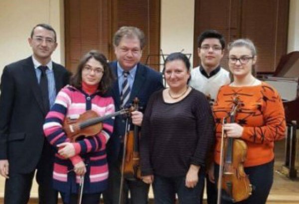 Известный турецкий музыкант провел в Баку мастер-класс