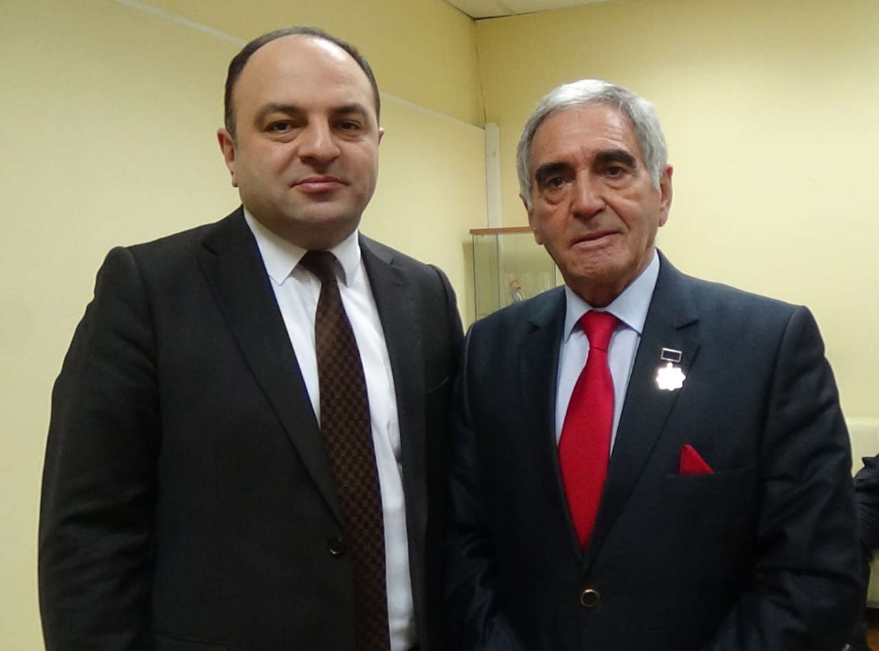 Тариэль Гасымов поздравил с юбилеем народного артиста СССР Шухрата Аббасова (ФОТО)