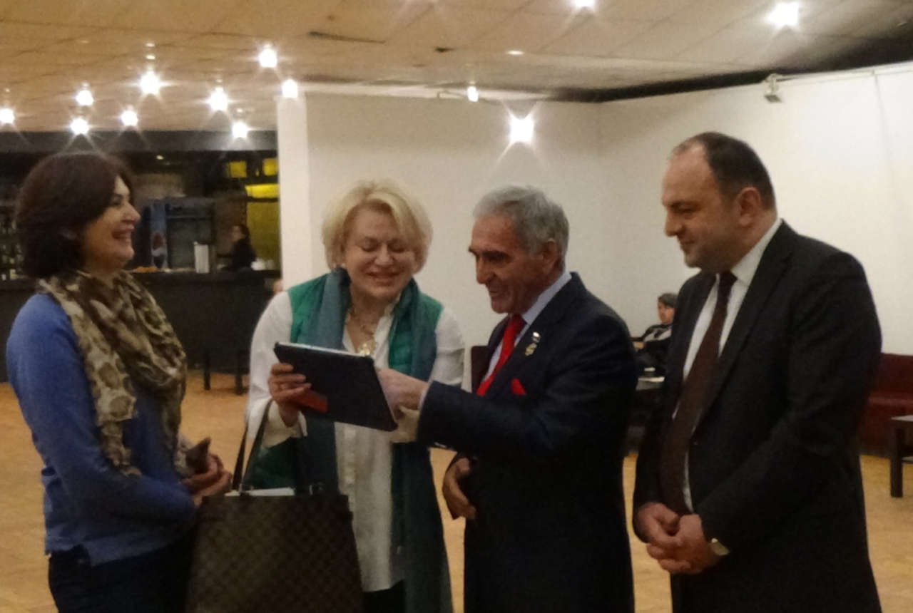 Тариэль Гасымов поздравил с юбилеем народного артиста СССР Шухрата Аббасова (ФОТО)