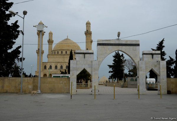 В бакинском поселке Нардаран строится медресе