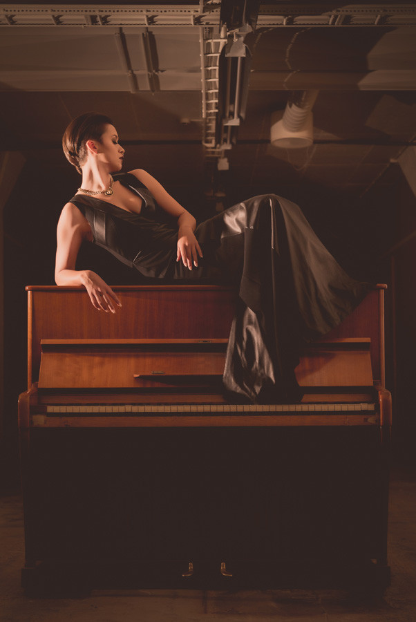 Азербайджанская "Героиня" в Норвегии - лисий мех, кожа и креп (ФОТО, ВИДЕО)