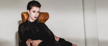 Азербайджанская "Героиня" в Норвегии - лисий мех, кожа и креп (ФОТО, ВИДЕО)