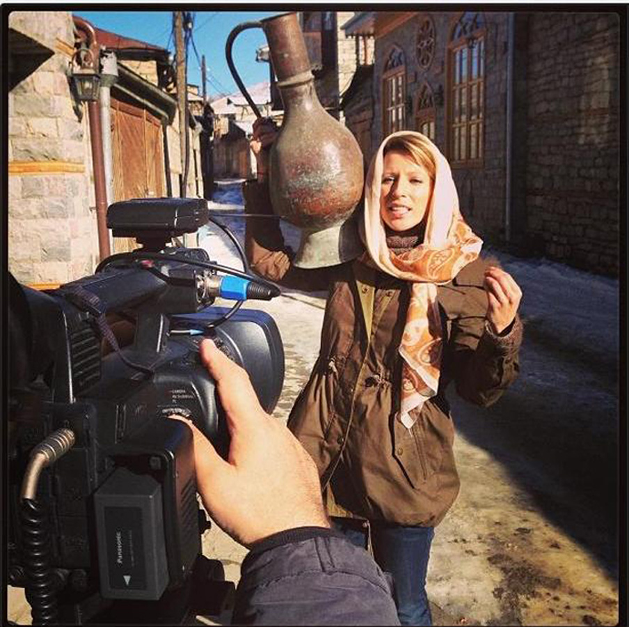 Яна Чурикова: "С удовольствием ношу азербайджанские платки в Москве" (ФОТО)