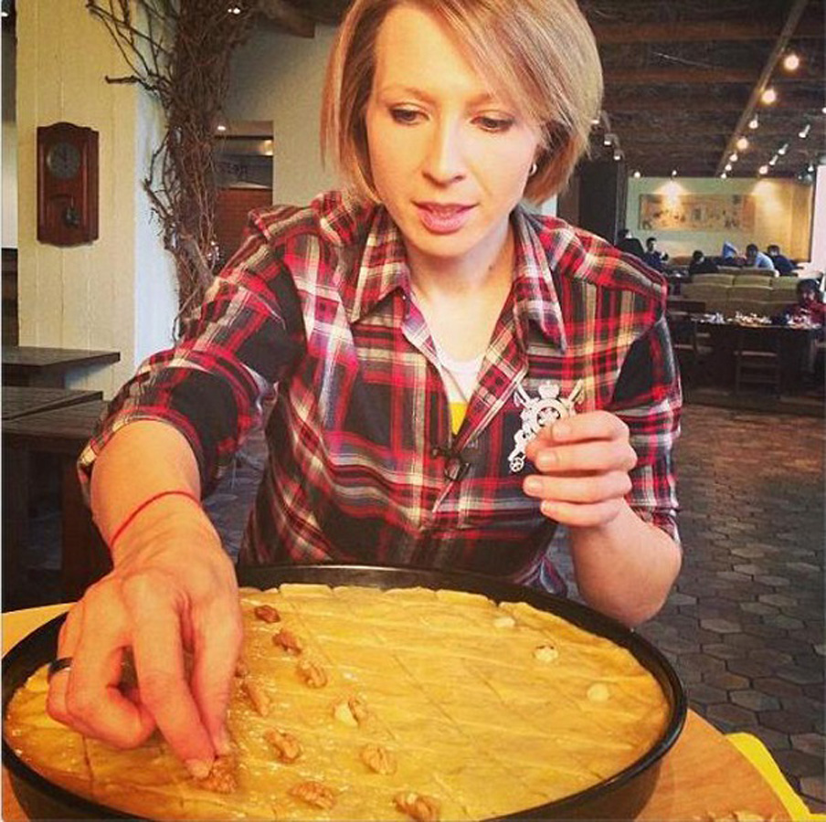 Яна Чурикова: "С удовольствием ношу азербайджанские платки в Москве" (ФОТО)