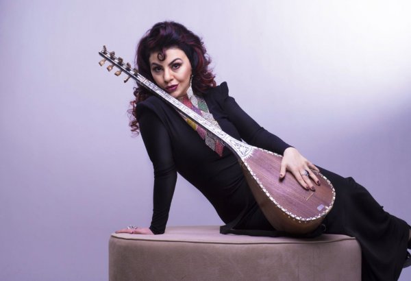 Ашуг Самира провела с молодежью флешмоб в Бакинском аэропорту (ВИДЕО)