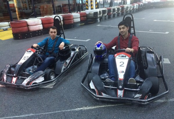 Ведущий Lider TV и певец устроили гонки в Баку (ФОТО)