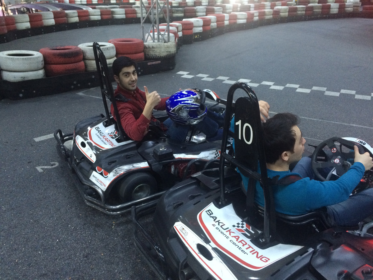 Ведущий Lider TV и певец устроили гонки в Баку (ФОТО)