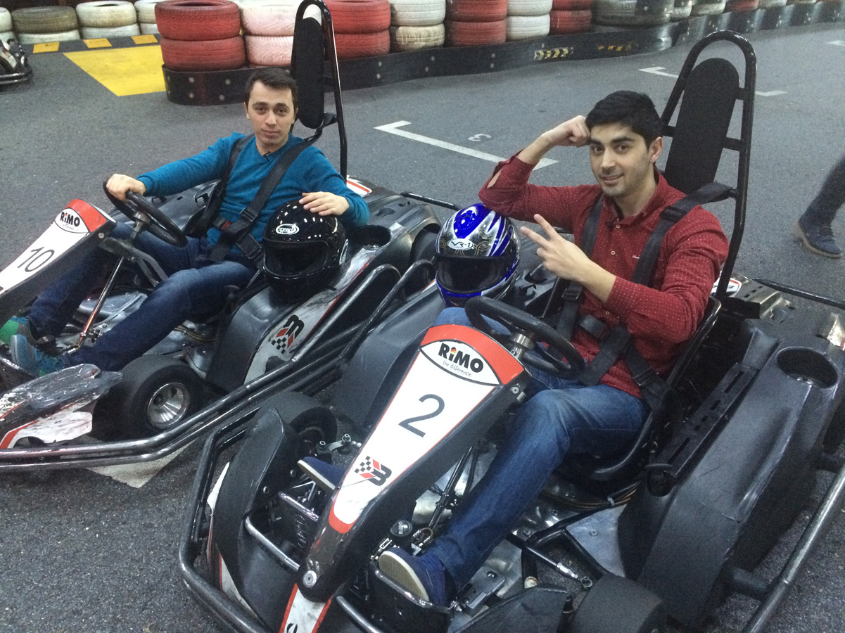 Ведущий Lider TV и певец устроили гонки в Баку (ФОТО)