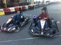 Ведущий Lider TV и певец устроили гонки в Баку (ФОТО)