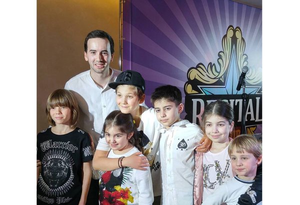 Певец из Баку провел мастер-класс для учеников мастерской Аллы Пугачевой