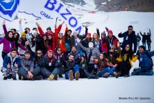 Экстремальные развлечения азербайджанской молодежи на склонах снежных гор (ФОТО)