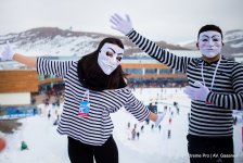 Экстремальные развлечения азербайджанской молодежи на склонах снежных гор (ФОТО)