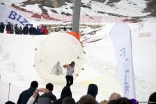 Экстремальные развлечения азербайджанской молодежи на склонах снежных гор (ФОТО)