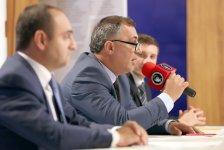 Что азербайджанская молодежь знает о творчестве Анара (ФОТО)