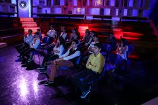 Что азербайджанская молодежь знает о творчестве Анара (ФОТО)