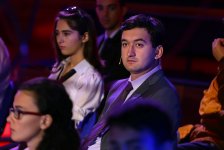 Что азербайджанская молодежь знает о творчестве Анара (ФОТО)